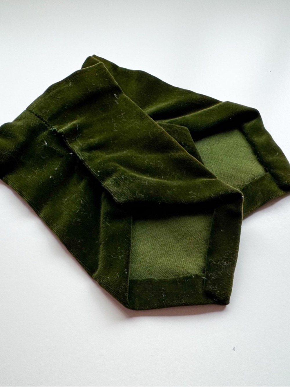 Vintage 1950s Olive Velvet Leaf Headband with Pearl Beads and Matching Wristlets - Picture 7 of 10